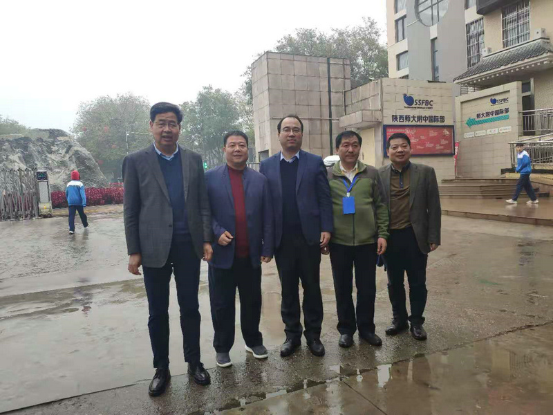 参观交流活动结束后领导集体合影.jpg